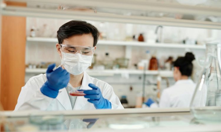 Lulusan Terbaik Fakultas Farmasi Universitas Sumatera Utara dan Kisah Suksesnya