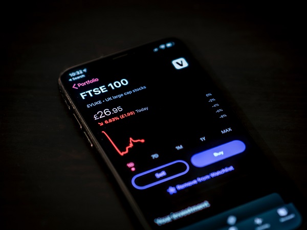 Promosi Strategis Melalui Rajakomen.com untuk Investasi Trading Legal di Sosmed